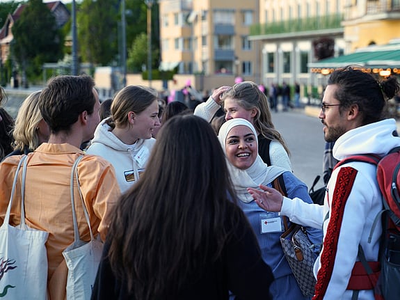 Engagerade personer från Röda Korsets Ungdomsförbund står och pratar