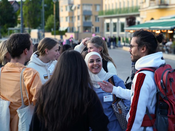 Engagerade personer från Röda Korsets Ungdomsförbund står och pratar