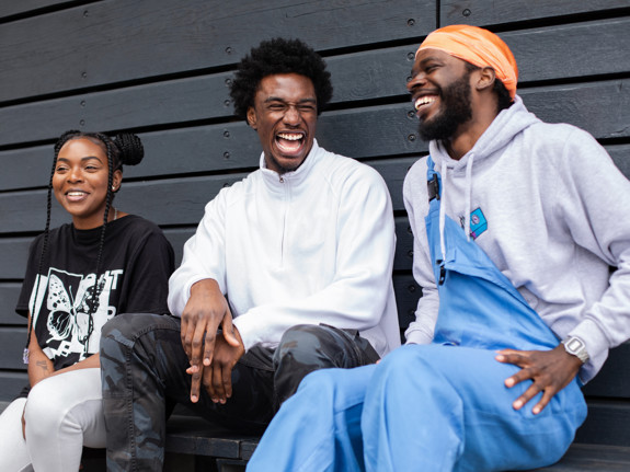 Personer sitter och skrattar