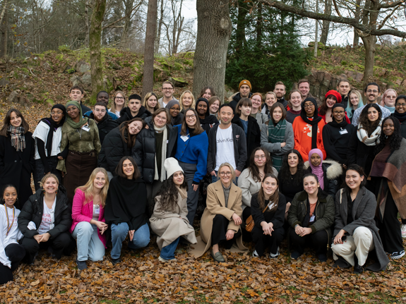 Gruppbild på deltagare under MOVE, Röda Korsets Ungdomsförbund fortbildningshelg.