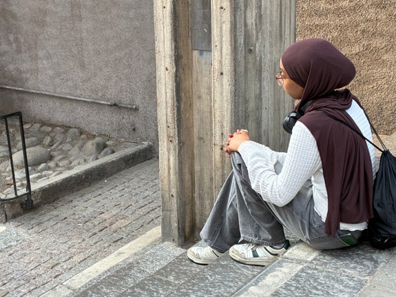 Person som sitter på en trappa