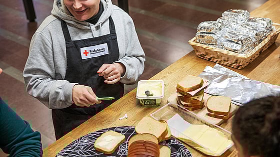 Person förbereder frukost på en av Röda Korsets Ungdomsförbunds frukostklubbar.