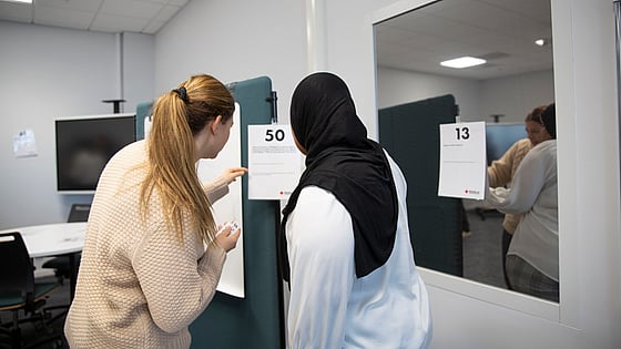 Två personer medverkar på Röda Korsets Ungdomsförbunds workshop som heter "På Flykt".