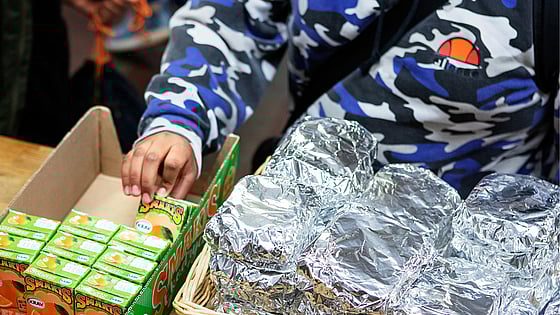 En elev tar frukost under Röda Korsets Ungdomsförbunds verksamhet som heter Frukostklubben.
