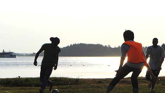 Personer spelar fotboll tillsammans hos Röda Korsets Ungdomsförbund.