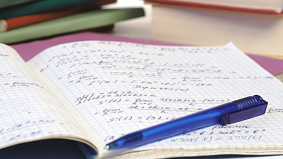 Bild på böcker och en penna.