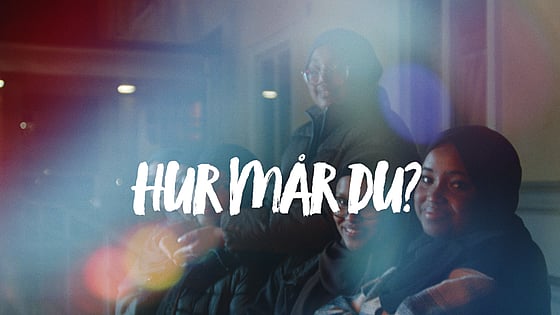Fyra personer ler in i kameran. Unga och psykisk hälsa - hur mår du?