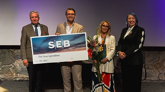 Röda Korsets Ungdomsförbund fick ta emot Ledarskapspriset 2025 av Stiftelsen Konung Gustaf V:s 90-årsfond.