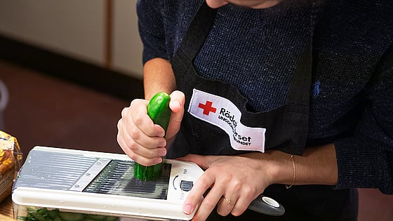 42 procent av de som söker sig till ideella organisationer är barn i skolåldern enligt Röda Korsets rapport.