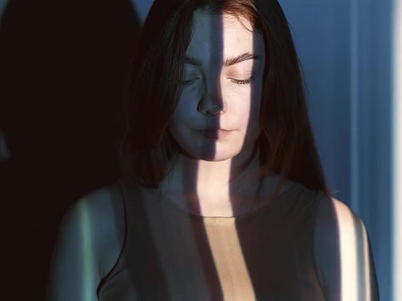 Jourhavande kompis genrebild på ung kvinna som tittar ner