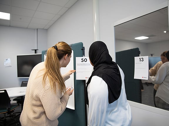 Två personer medverkar på Röda Korsets Ungdomsförbunds workshop som heter