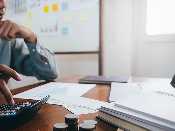 Person studerar vid datorn