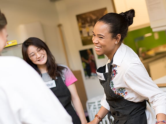 Två volontärer skrattar på Röda Korsets Ungdomsförbund.