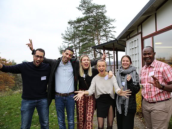 Fyra personer skrattar på Röda Korsets Ungdomsförbunds fortbildningshelg