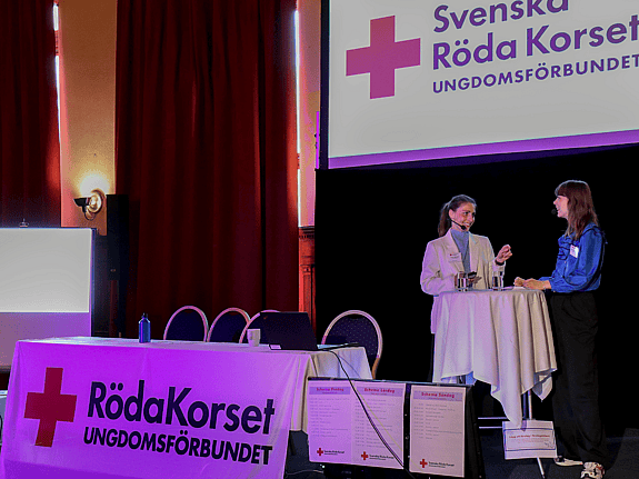 Två personer pratar på Riksårsmötet 2024