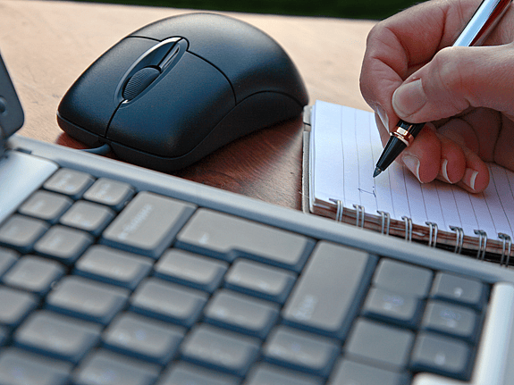 Person skriver motion till Röda Korsets Ungdomsförbund