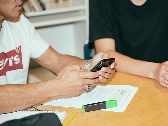 Person får läxhjälp av Röda Korsets Ungdomsförbund