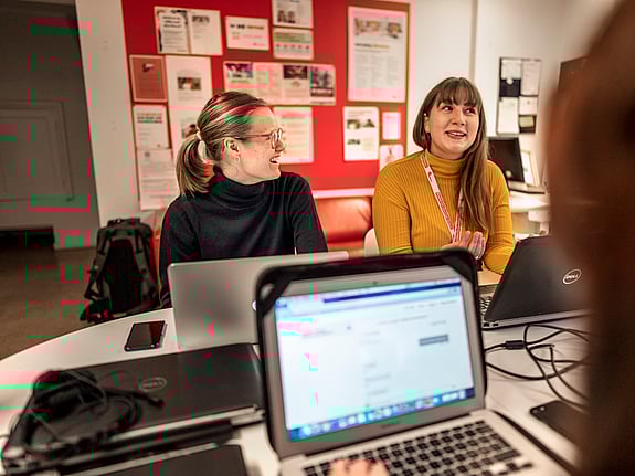 Personer som sitter och ger digital läxhjälp helt gratis för barn och unga.