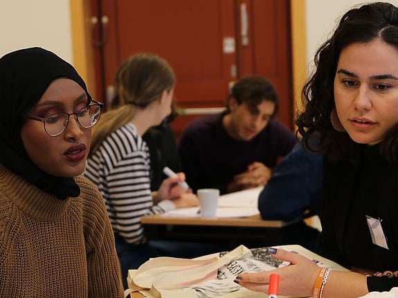 Två engagerade inom Röda Korsets Ungdomsförbund pratar med varandra.