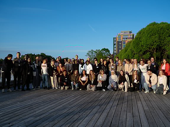 En glad grupp som deltar på Riksårsmötet för Röda Korsets Ungdomsförbund