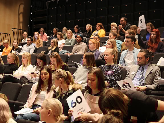 Personer på Röda Korsets Ungdomsförbunds Riksårsmöte.