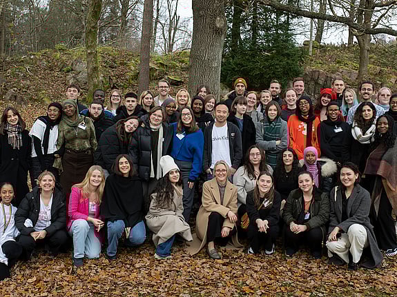 En stor grupp unga människor