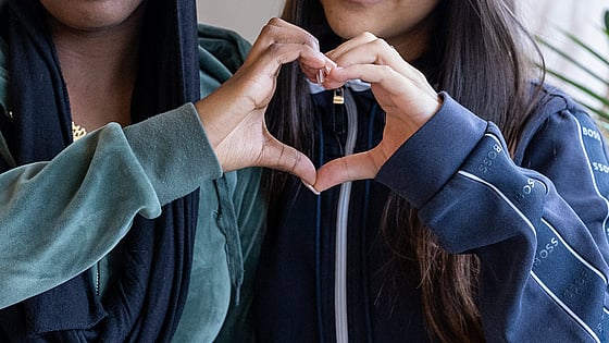 Ett hjärta av två händer. Foto: Sara Tingström