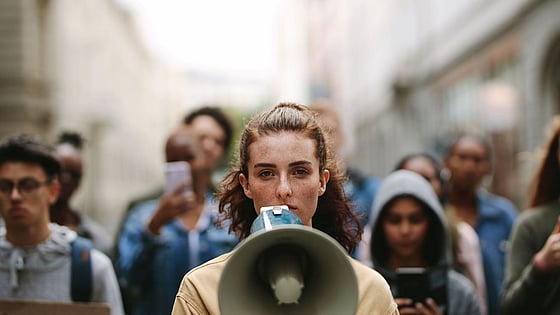 Ung person med megafon.