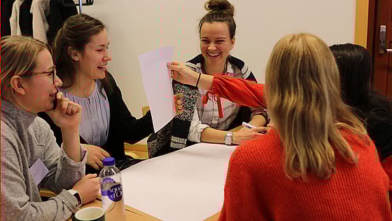 Personer skrattar på Röda Korsets Ungdomsförbunds kompetensutvecklande helg MOVE