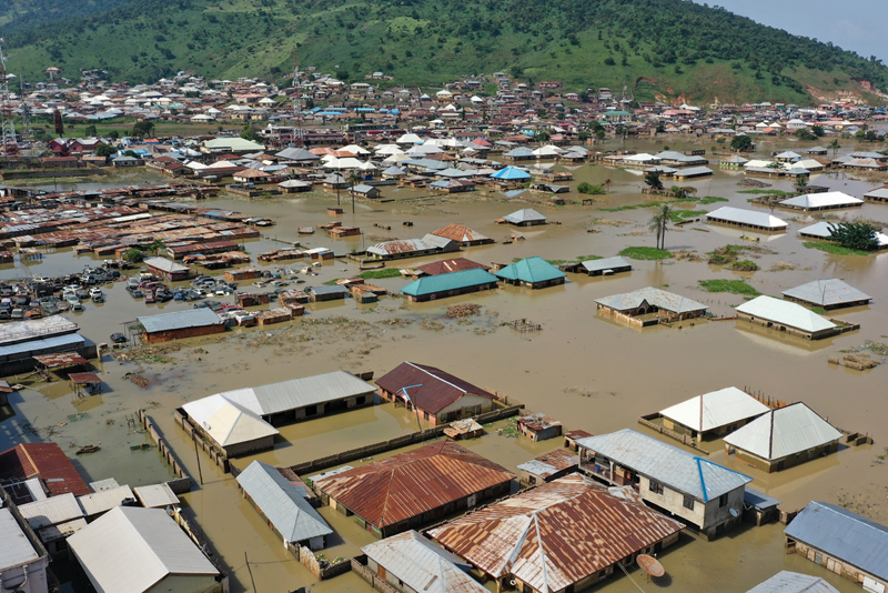 Översvämmad stad där hus är täckta av vatten i Nigeria 