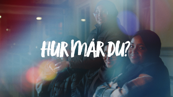 Fyra personer ler in i kameran. Unga och psykisk hälsa - hur mår du?